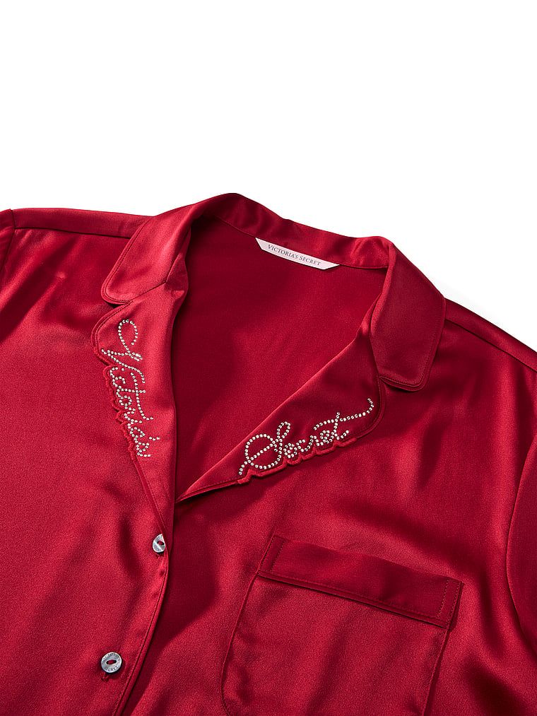 Pijamale din satin semnătură cu mâneci lungi. Produsul este roșu și provine din colecția Victoria's Secret.
