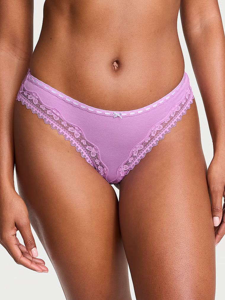 Tanga de bumbac cu margini de dantelă cu fundă. Produsul este de culoare mov și provine din colecția Lace Trim.