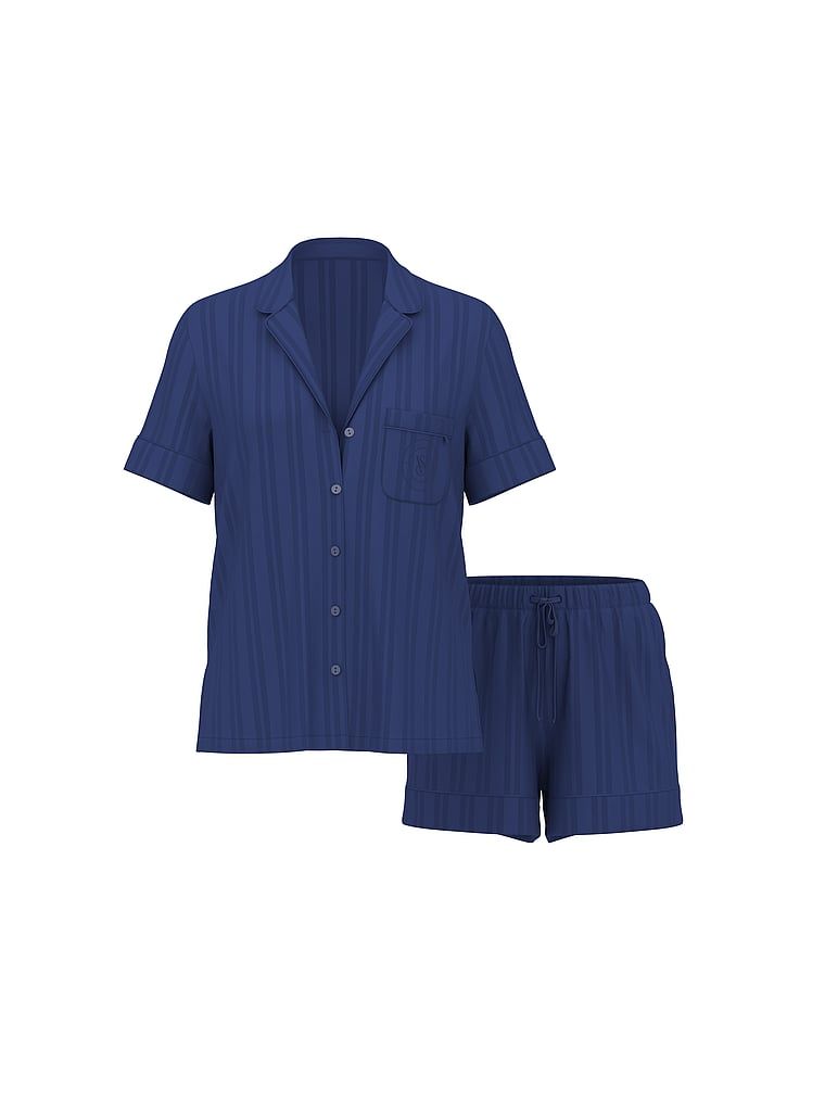 Pijamale de satin cu pantaloni scurți semnătură. Produsul este albastru și provine din colecția Victoria's Secret.