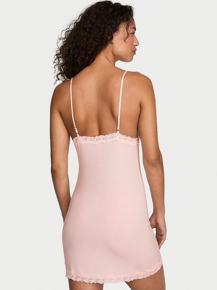 Cămașă de noapte realizată din SoSoft modal. Produsul este roz și provine din colecția Victoria's Secret.