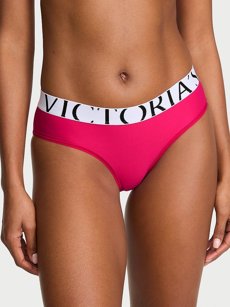 Chiloți cu logo-ul Cool Hiphugger. Produsul este roz și provine din colecția Victoria's Secret.
