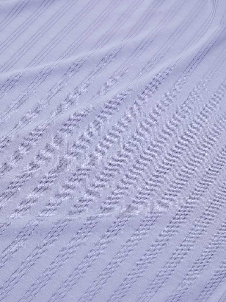 Rochie maxi lungă realizată din modal Ultra-Fine Slip. Produsul este de culoare mov și provine din colecția Victoria's Secret.