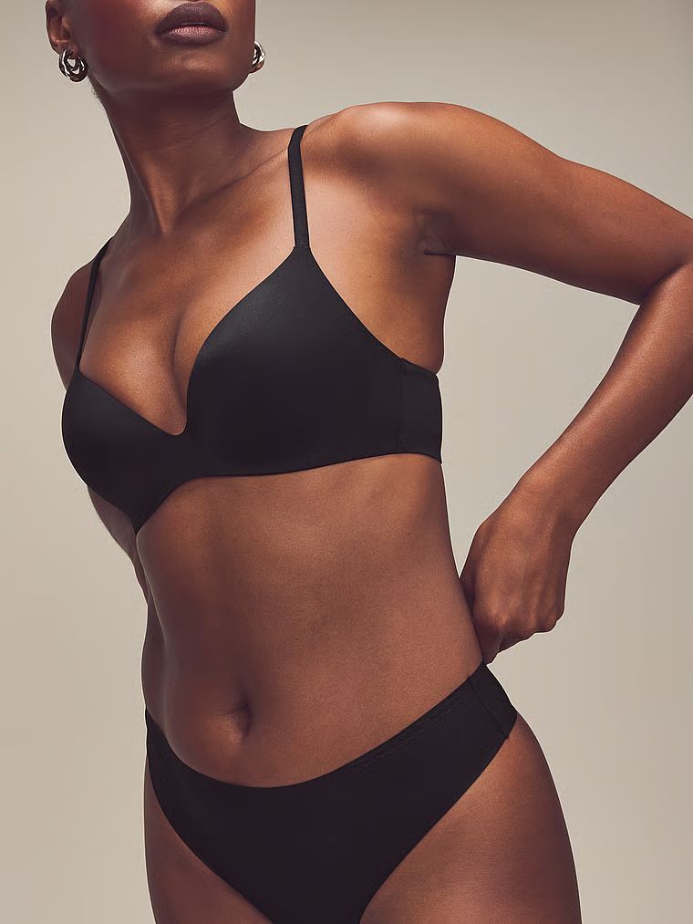 Tanga din microfibră flexibilă. Produsul este negru și provine din colecția Body by Victoria.