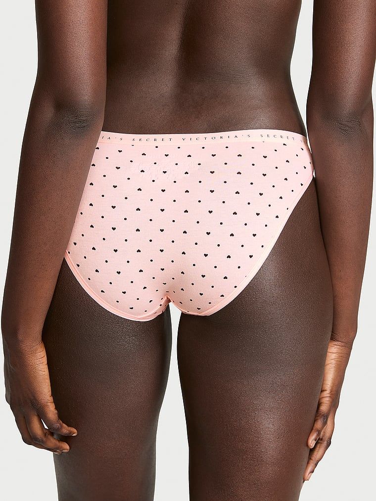 Chiloți de bumbac Bikini. Produsul este modelat și provine din colecția Victoria's Secret.