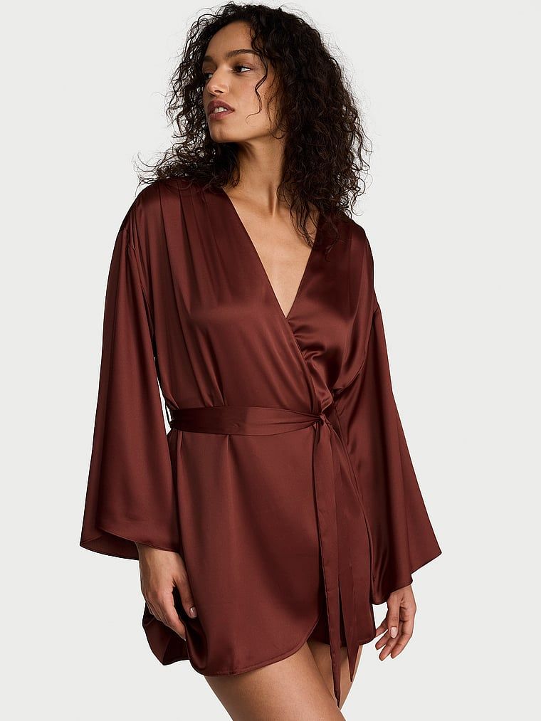 Halatul de satin scurt. Produsul este roșu și provine din colecția Victoria's Secret.