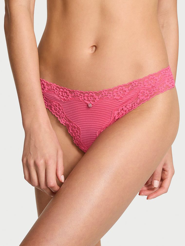 Tanga din bumbac cu dungi cu dantelă pe margini. Produsul este de culoare roz și provine din colecția Lace Trim.