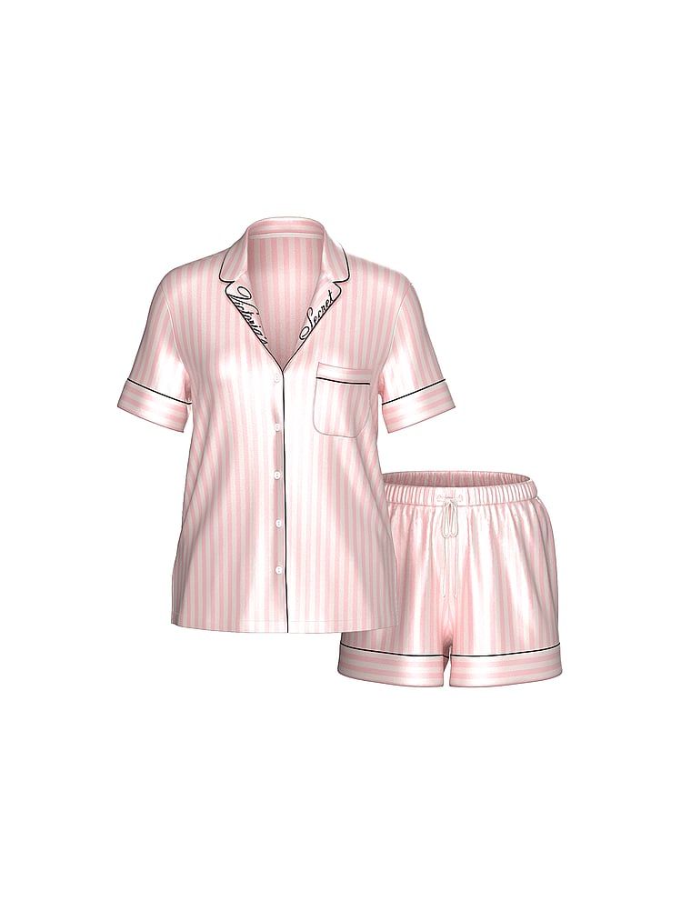 Pijamale de satin cu pantaloni scurți semnătură. Produsul este modelat și provine din colecția Victoria's Secret.