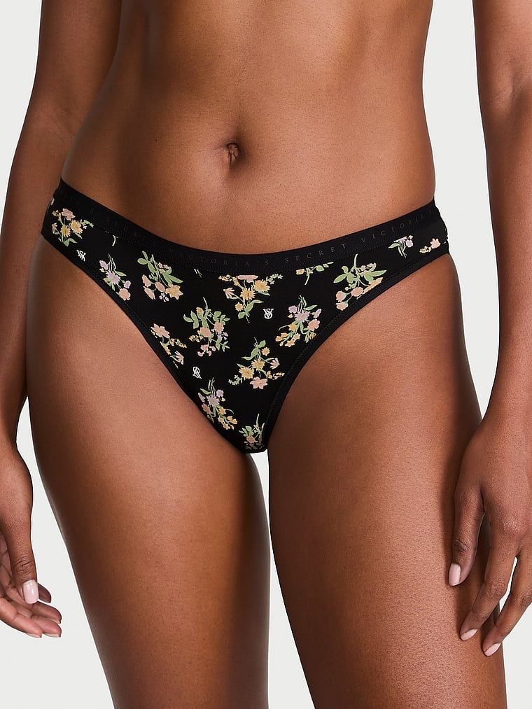 Chiloți de bumbac Bikini. Produsul are un model floral și provine din colecția Victoria's Secret.