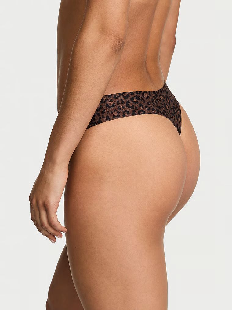 Tanga din microfibră Flex. Produsul este modelat și provine din colecția Body by Victoria.