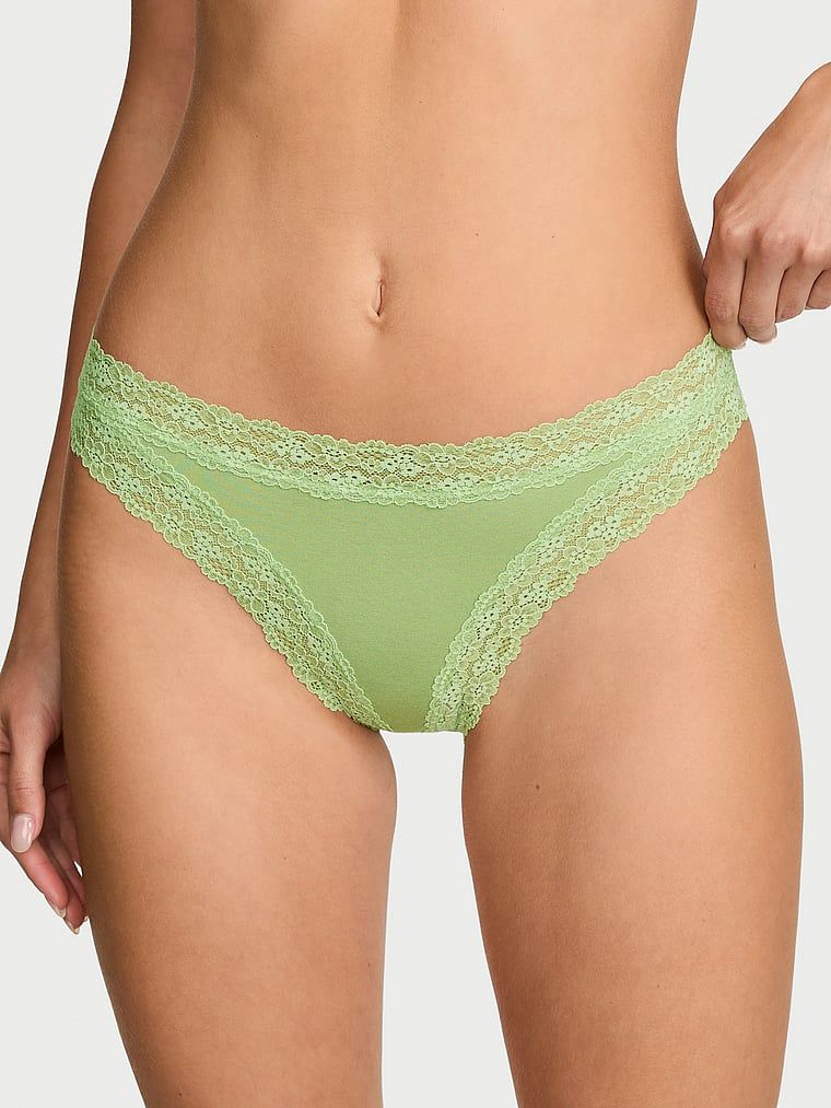 Chiloți de bumbac cu dantelă la spatele costumului de baie. Produsul este de culoare verde și provine din colecția Lace Trim.