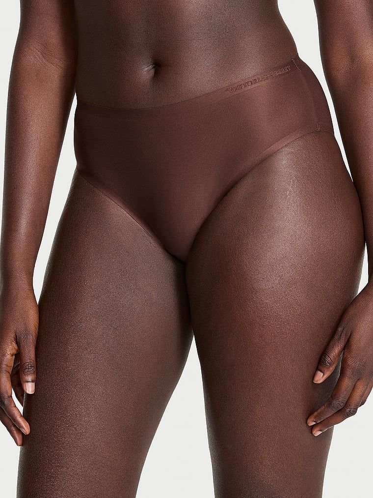 Chiloți bikini flexibili din microfibră. Produsul este maro și provine din colecția Body by Victoria.