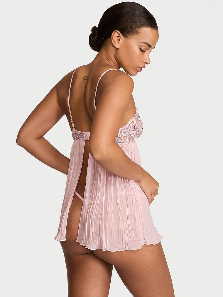 Jupona și tanga Dream Lace Folded Babydoll. Produsul are o culoare multicoloră și provine din colecția Dream Angels.