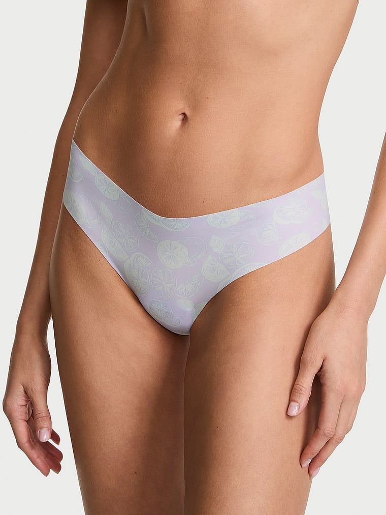 Tanga fără cusură. Produsul este modelat și provine din colecția No-Show.