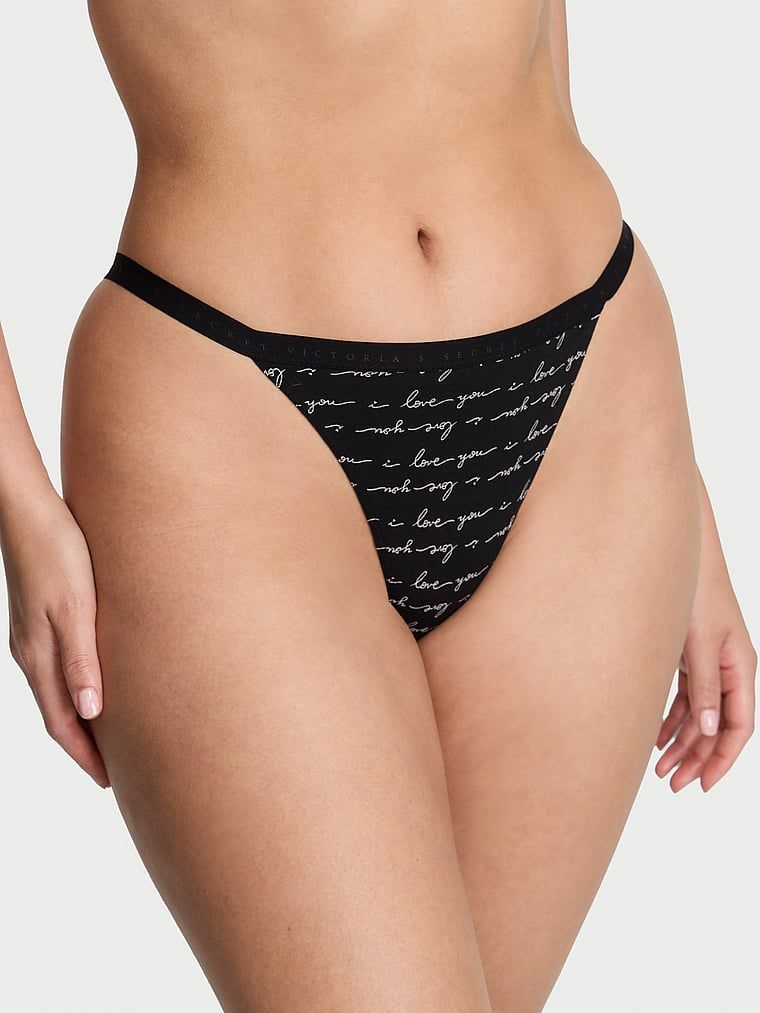 Tanga de bumbac elastic. Produsul este modelat și provine din colecția Victoria's Secret.