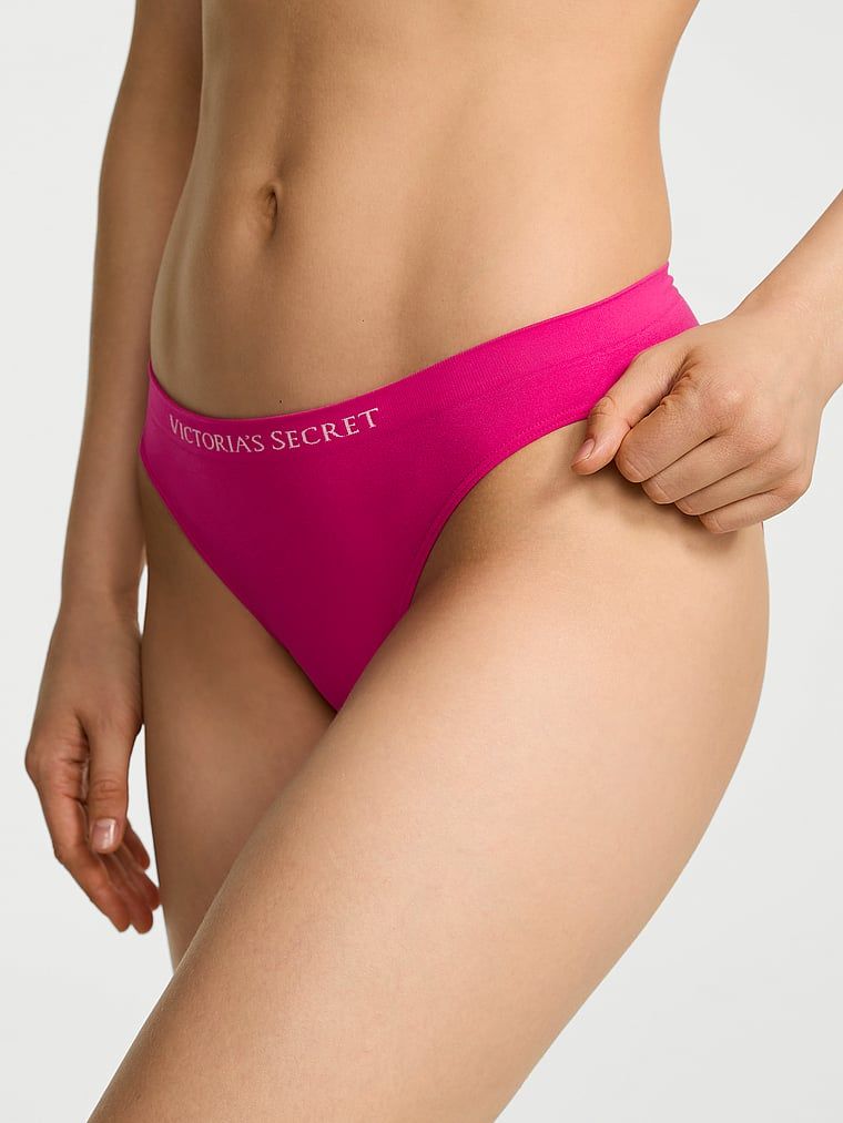 Chiloți de bikini fără cusături. Produsul este roz și provine din colecția Seamless (Seamless Collection).