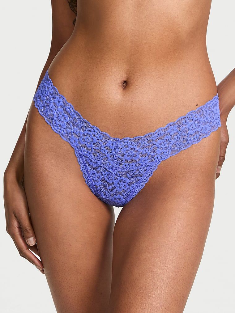 Tanga din dantelă Keyhole. Produsul este de culoare mov și provine din colecția Lacie.