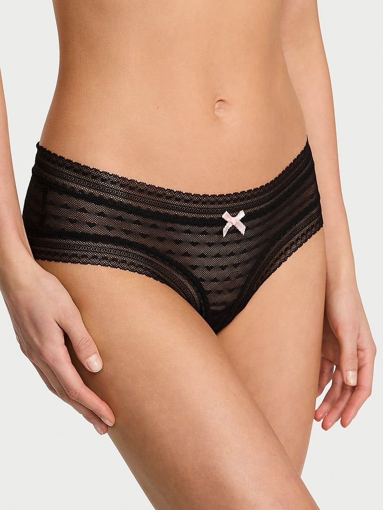 Chiloți din plasă Heart Lace. Produsul este negru și provine din colecția Lacie.