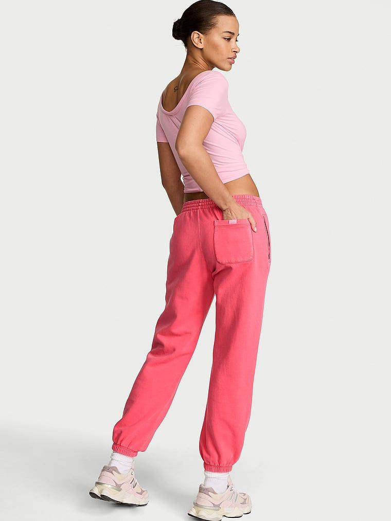 Pantaloni de trening din bumbac în afara serviciului. Produsul este roz și provine din colecția Angel Essentials.
