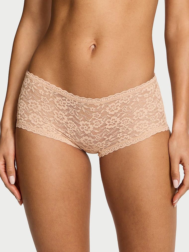 Pantaloni scurți din dantelă, pantaloni scurți cu talie joasă Boyshort. Produsul este de culoare bej și provine din colecția Lacie.