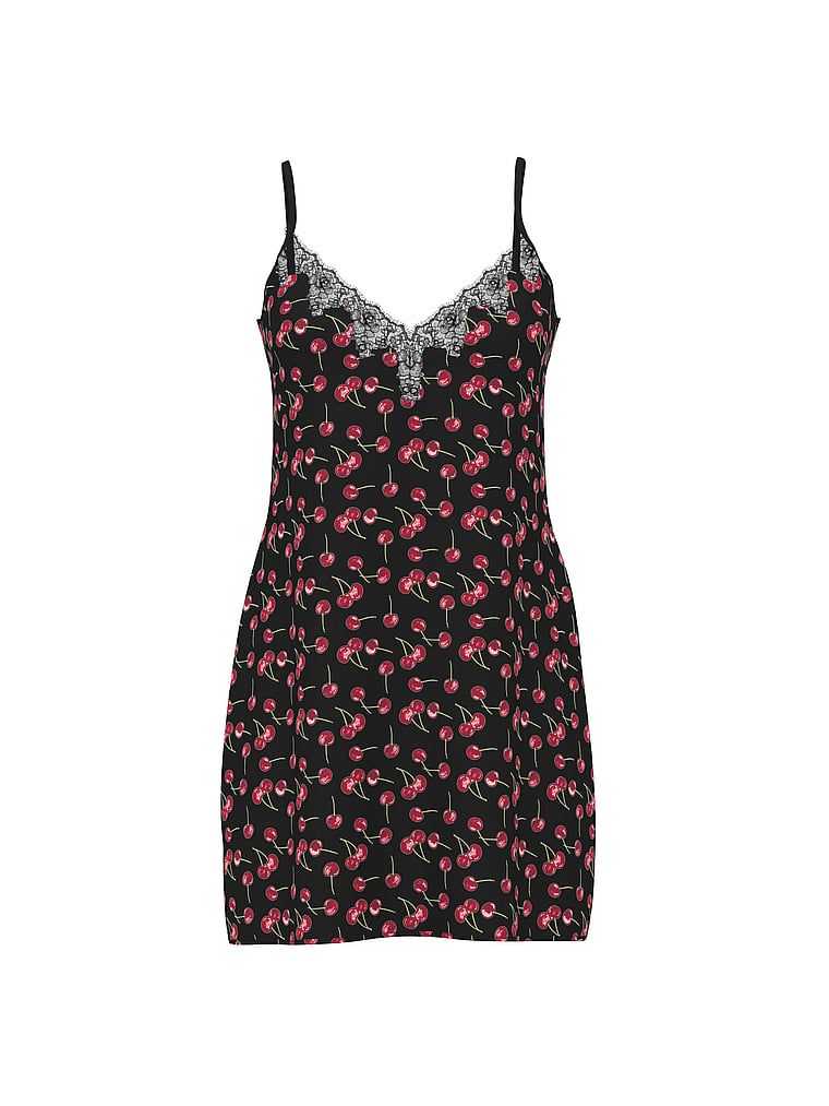Cămașă de noapte din satin și trandafir. Produsul este modelat și provine din colecția Very Sexy.