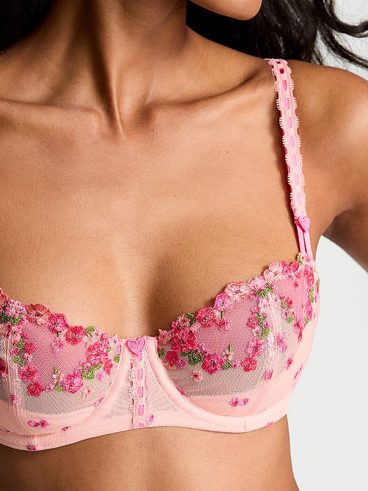 Wicked Hearts & Roses sutien balconette. Produsul este modelat și provine din colecția Dream Angels.
