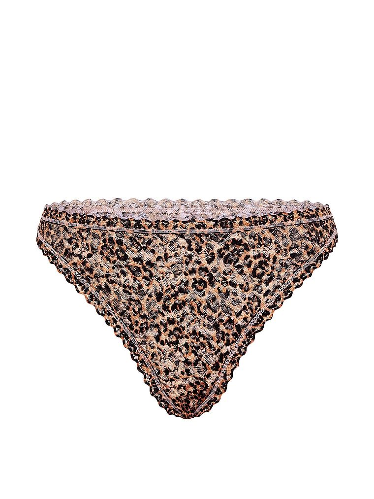 Chiloți din dantelă, dantelă anii '90. Produsul este modelat și provine din colecția Lacie.