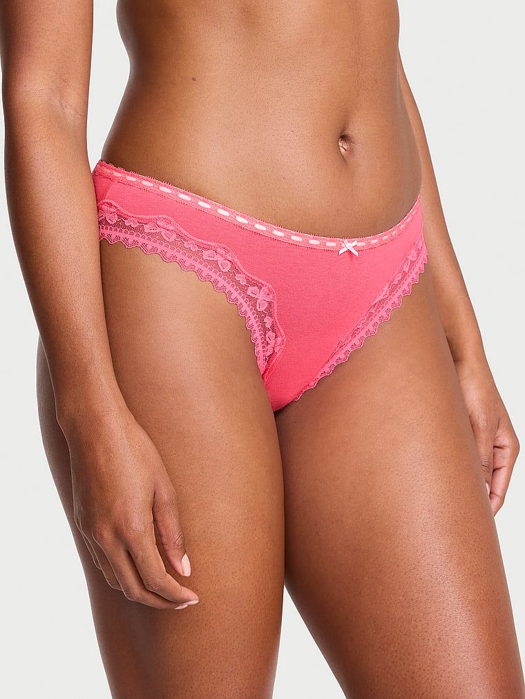 Chiloți din bumbac Bikini cu margini cu dantelă și fundă. Produsul este roz și provine din colecția Lace Trim.