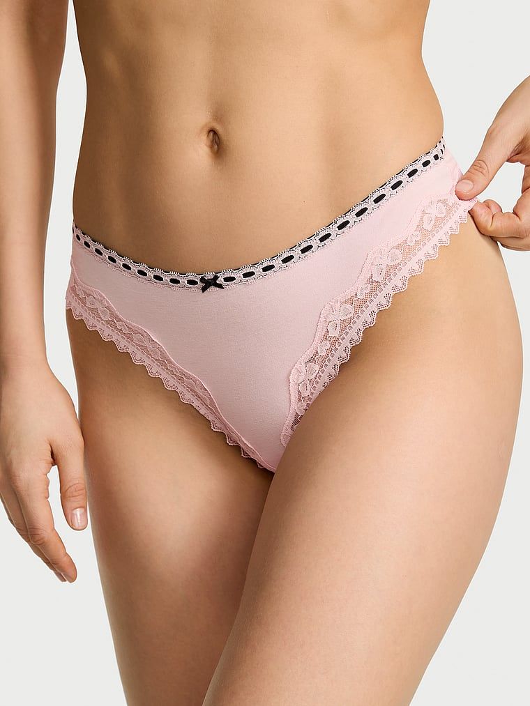 Tanga de bumbac cu margini de dantelă cu fundă. Produsul este roz și provine din colecția Lace Trim.