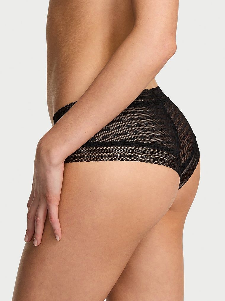 Chiloți din plasă Heart Lace. Produsul este negru și provine din colecția Lacie.