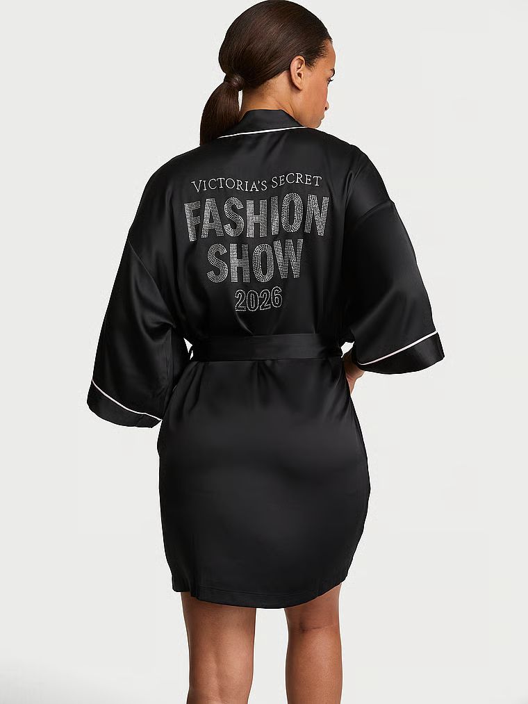 Halatul scurt din satin Signature Fashion Show 2026. Produsul este negru și provine din colecția Victoria's Secret.