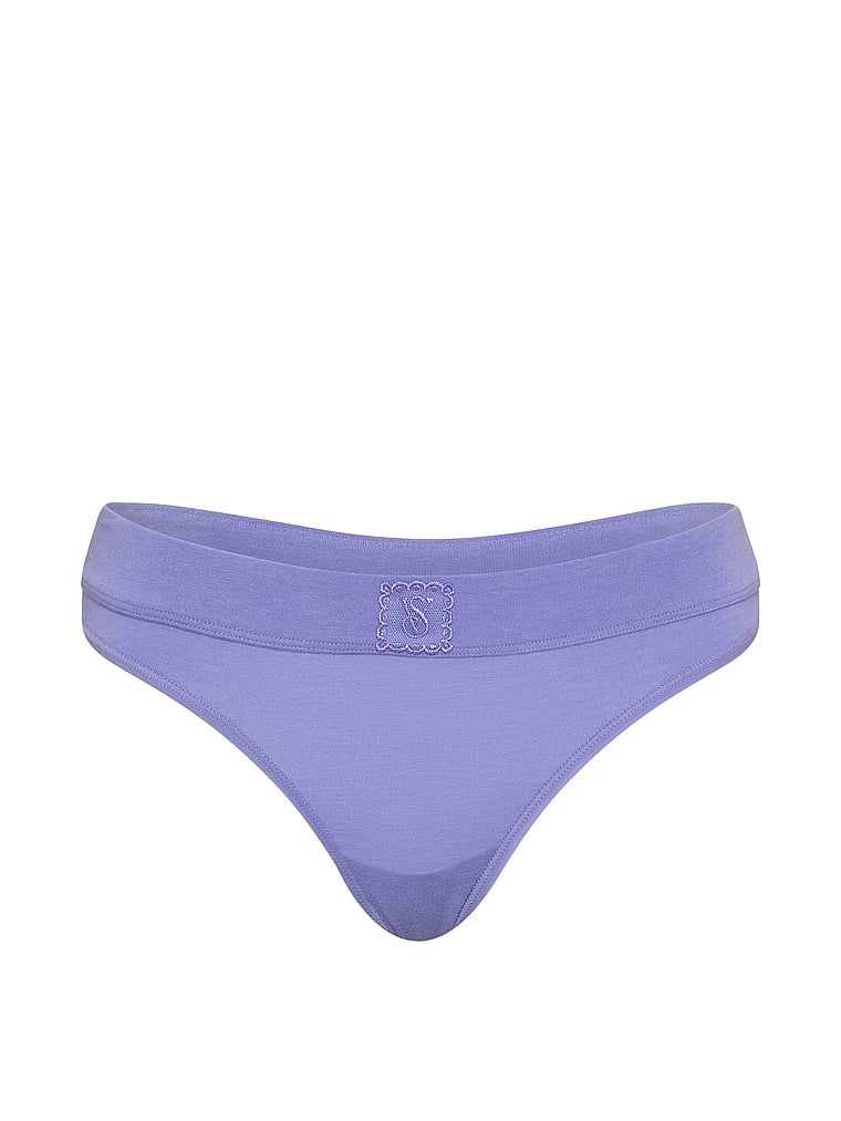 Tanga de bumbac cu un logo din dantelă cusută. Produsul este de culoare albastră și provine din colecția Bumbac.