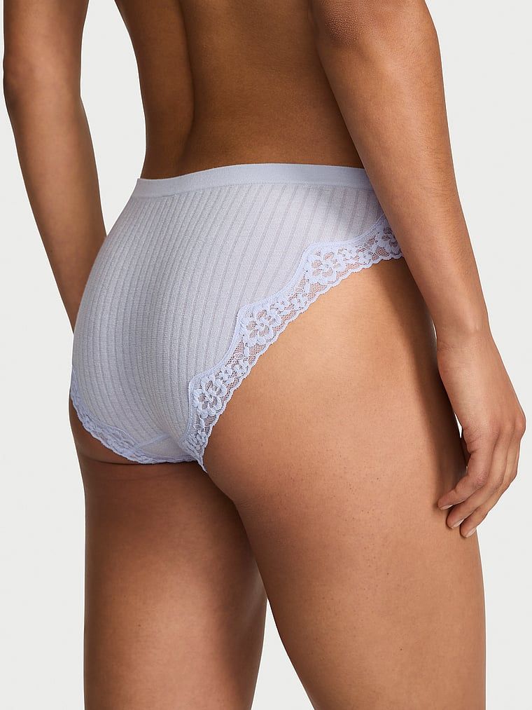 Bikini cu dantelă cu nervuri Chiloți cu dantelă cu dantelă cu nervuri Chiloți cu dantelă cu nervuri. Produsul este mov și provine din colecția Seamed.