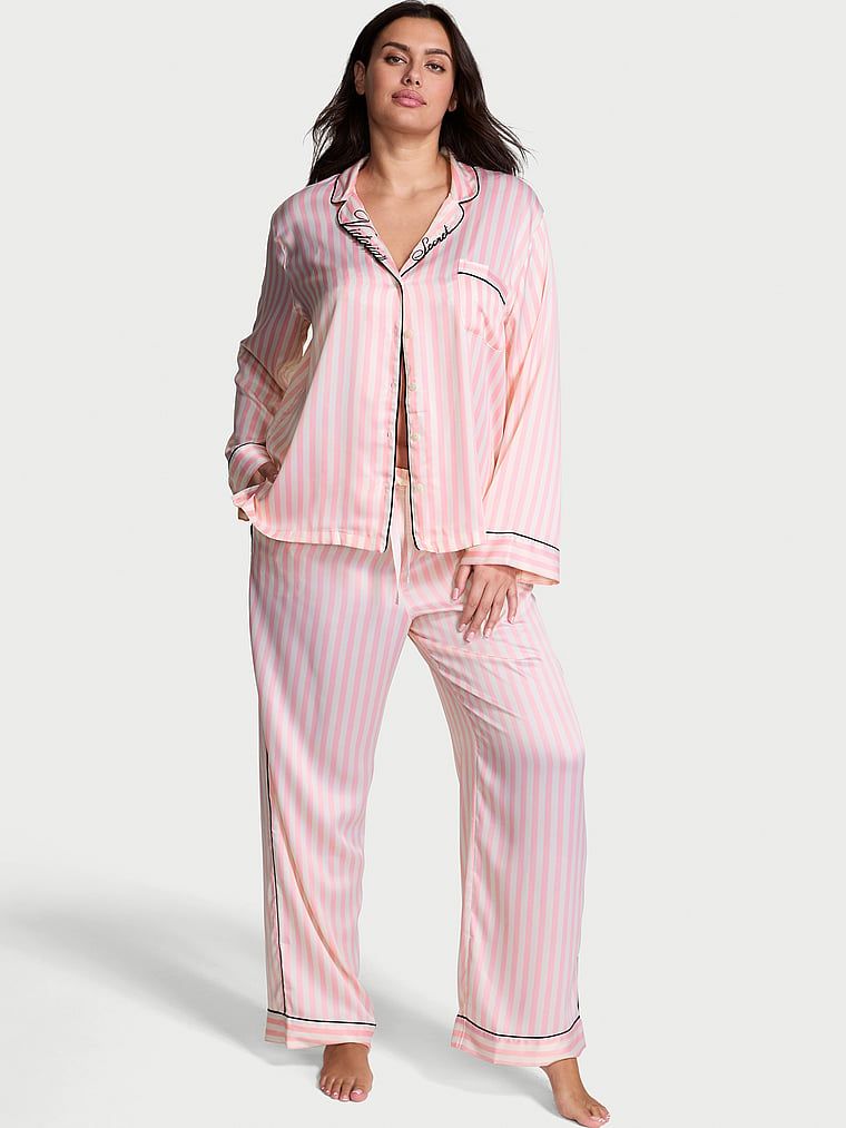 Pijamale lucioase din satin cu mâneci lungi, satin și mânecă lungă. Produsul este modelat și provine din colecția Victoria's Secret.