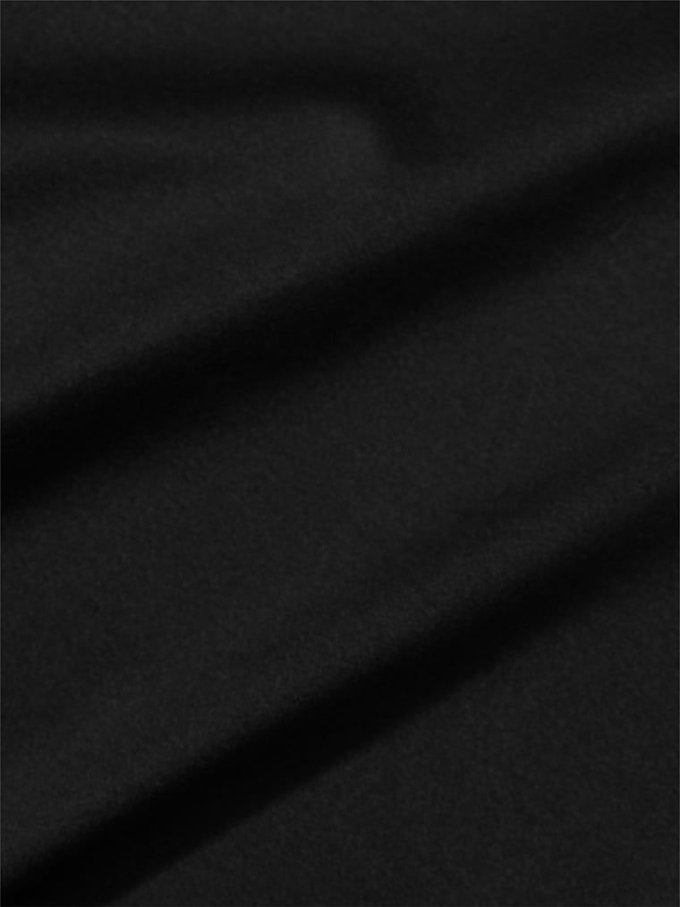 Pantaloni scurți de netezire Feathersoft Essentials sub îmbrăcăminte. Produsul este negru și provine din colecția Victoria's Secret.