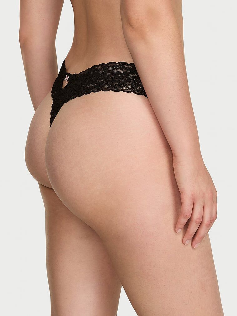Tanga din dantelă Keyhole. Produsul este negru și provine din colecția Lacie.