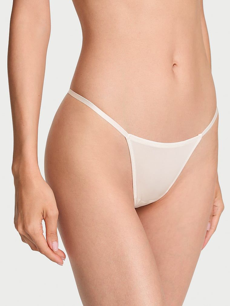 Tanga cu un lanț în spate, talisman. Produsul este alb și provine din colecția Very Sexy.