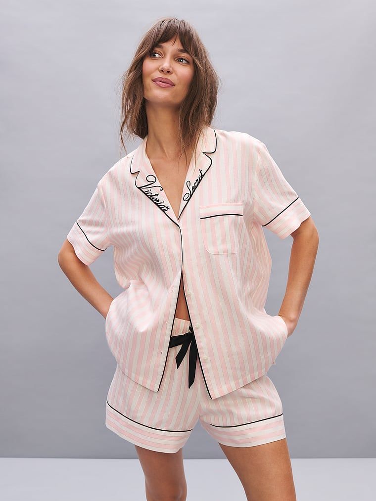 Pijamale din flanel cu pantaloni scurți. Produsul are o culoare cu model și provine din colecția Victoria's Secret.