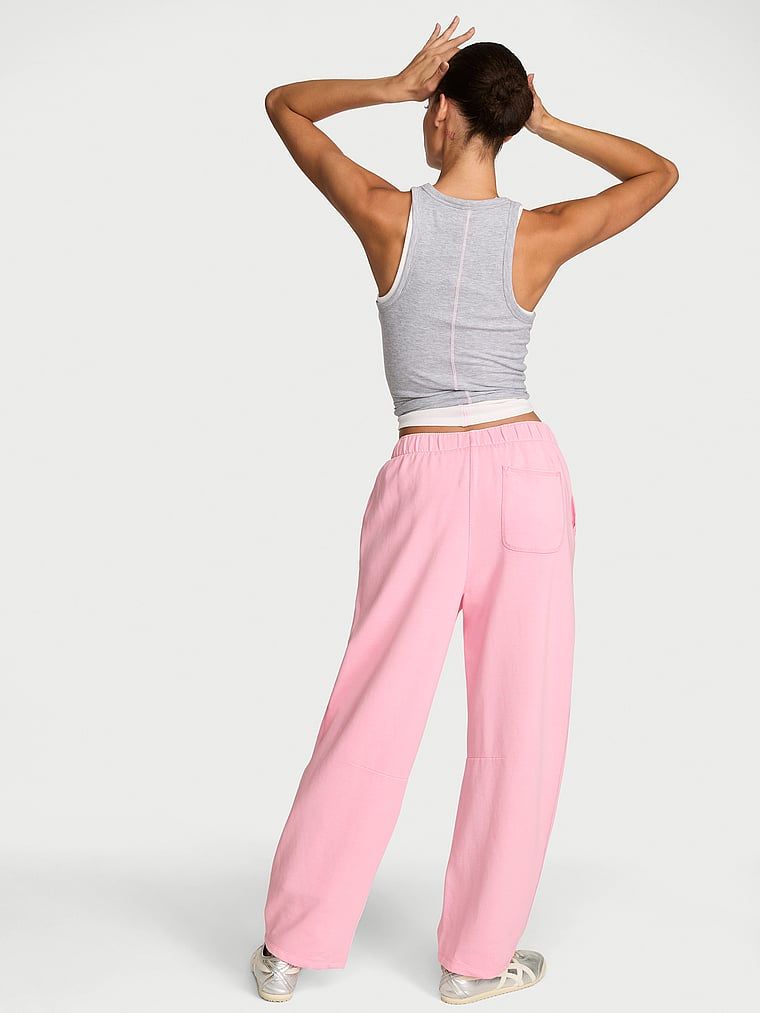 Show de modă pentru pantaloni de trening din bumbac 2026. Produsul este roz și provine din colecția Angel Essentials.