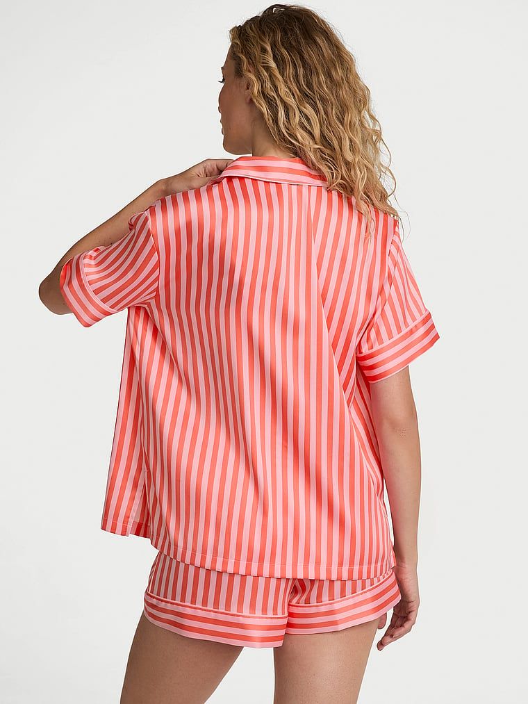 Pijamale din satin lucios cu pantaloni scurți din satin smălțuit. Produsul are un model în dungi și provine din colecția Victoria's Secret.