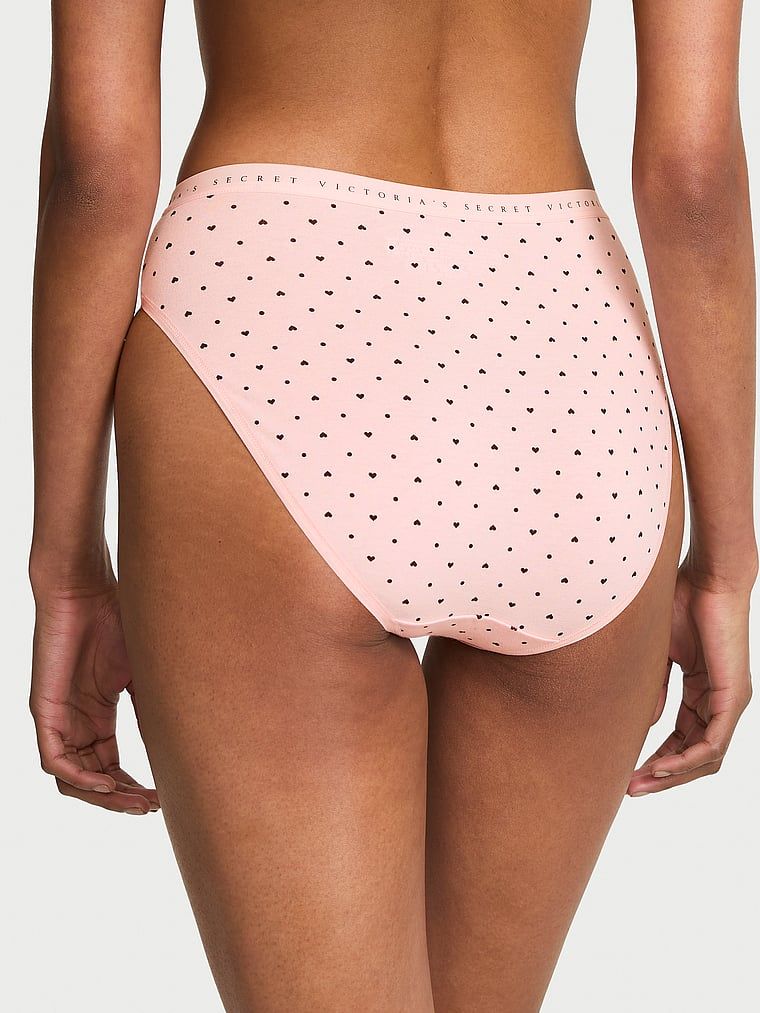 Chiloți din bumbac cu picioare înalte, pantaloni scurti cu picior înalt. Produsul este modelat și provine din colecția Victoria's Secret.