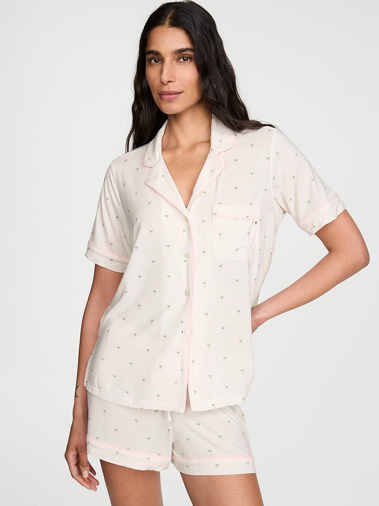 Pijamale modale cu pantaloni scurți SoSoft. Produsul este modelat și provine din colecția Victoria's Secret.