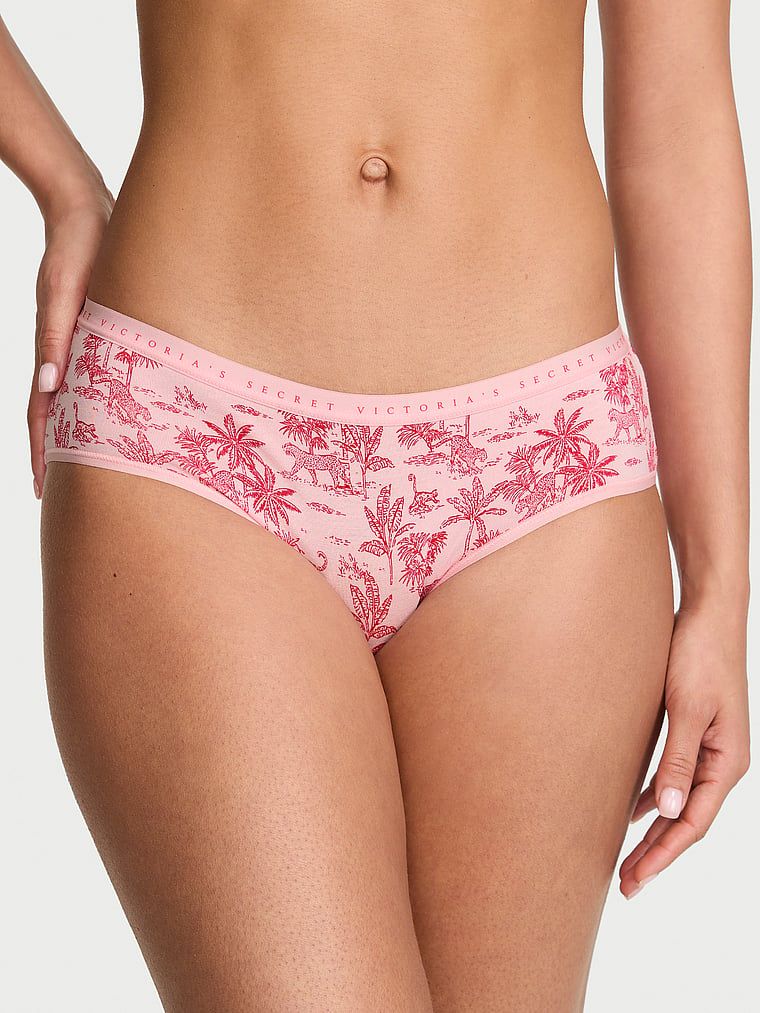 Chiloți din bumbac cu hiphugger. Produsul este modelat și provine din colecția Victoria's Secret.