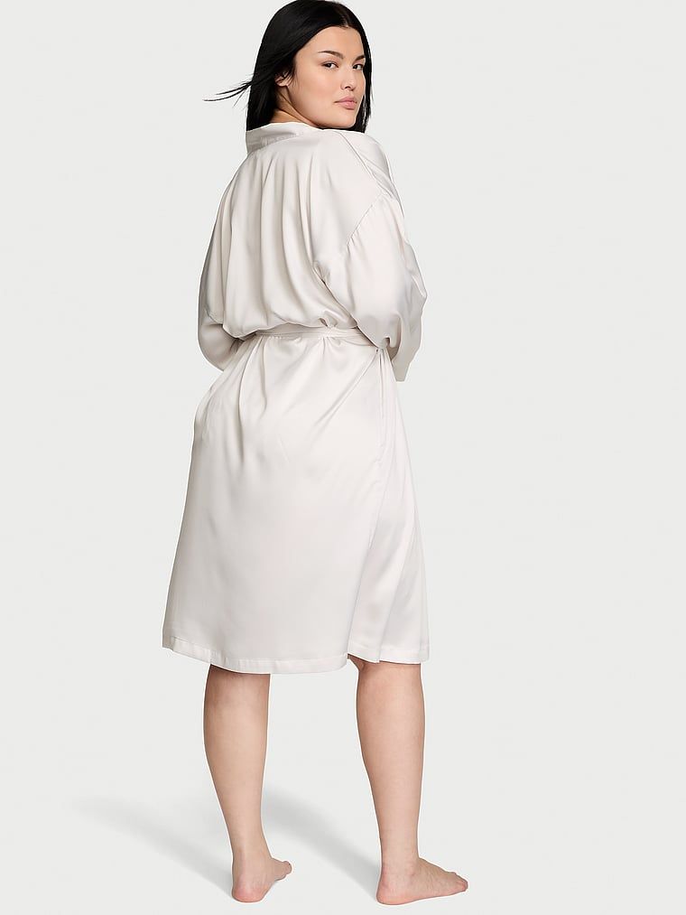 Halat de baie midi din satin. Produsul este alb și provine din colecția Victoria's Secret.
