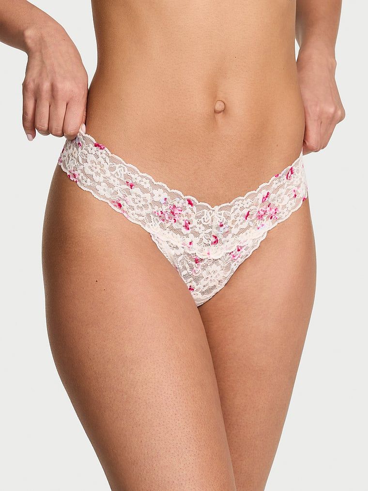 Tanga din dantelă. Produsul are un model floral și provine din colecția Lacie.