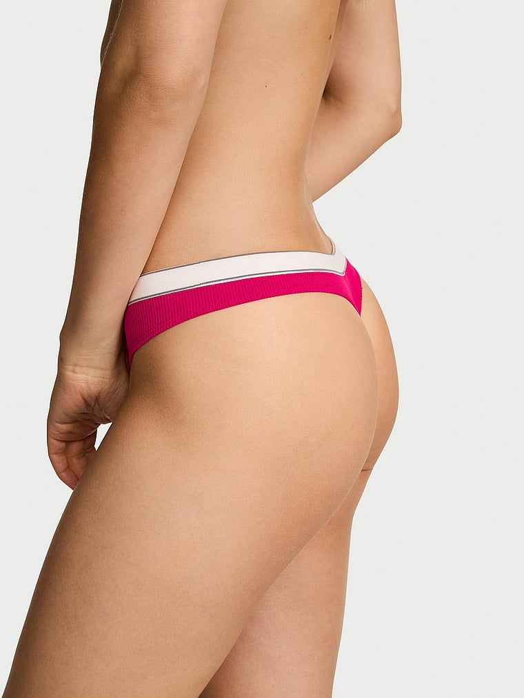 Tanga cu nervuri și logo-ul Seamless Rib. Produsul are o culoare cu model și provine din colecția Seamless (Seamless Collection).