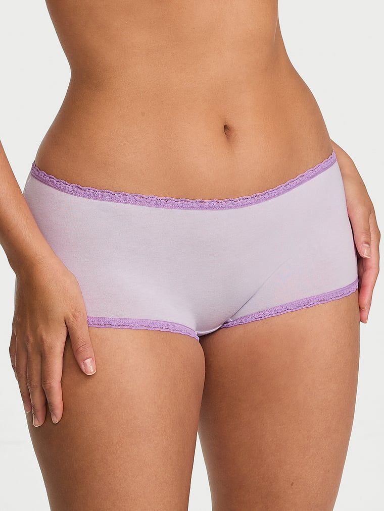Pantaloni scurți de bumbac cu dantelă pe margini: Boyshort cu margini din dantelă. Produsul este de culoare mov și provine din colecția Lace Trim.