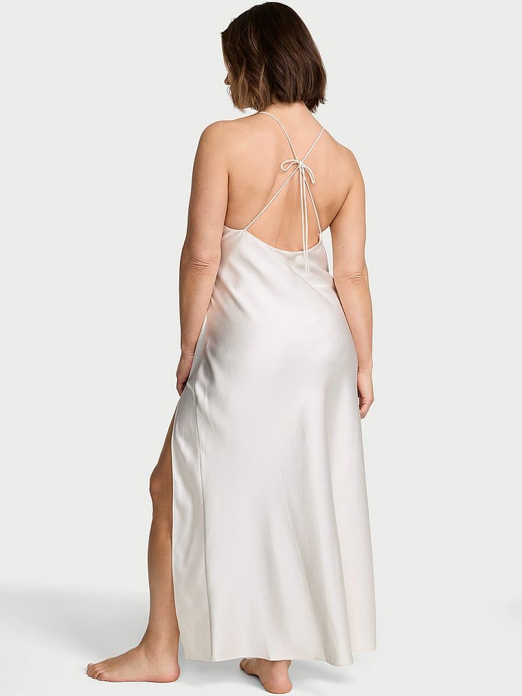Rochia maxi din satin Frou Frou Slip. Produsul este modelat și provine din colecția Dream Angels.