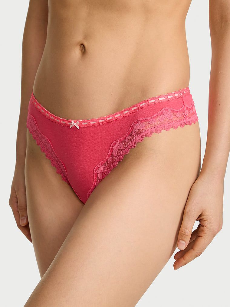Tanga de bumbac cu margini de dantelă cu fundă. Produsul este roz și provine din colecția Lace Trim.