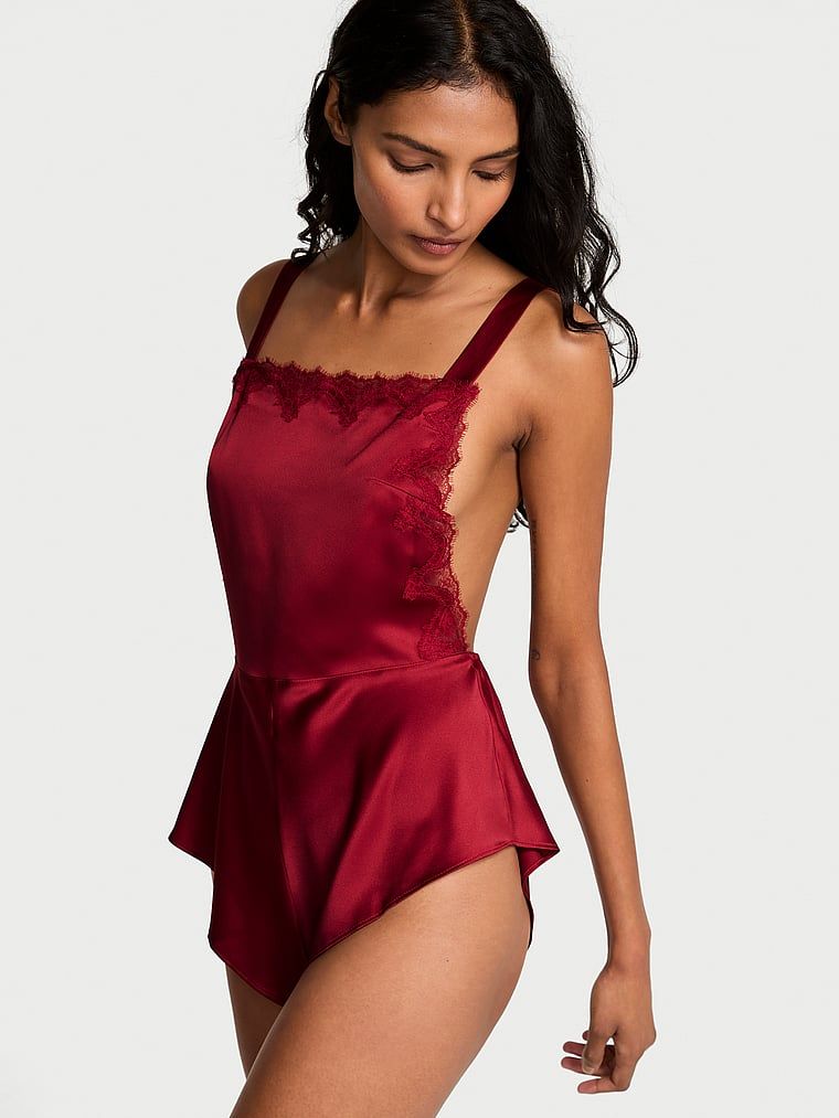 Very Sexy Salopetă cu volane cu decolteu pătrat, din satin, cu margini din dantelă