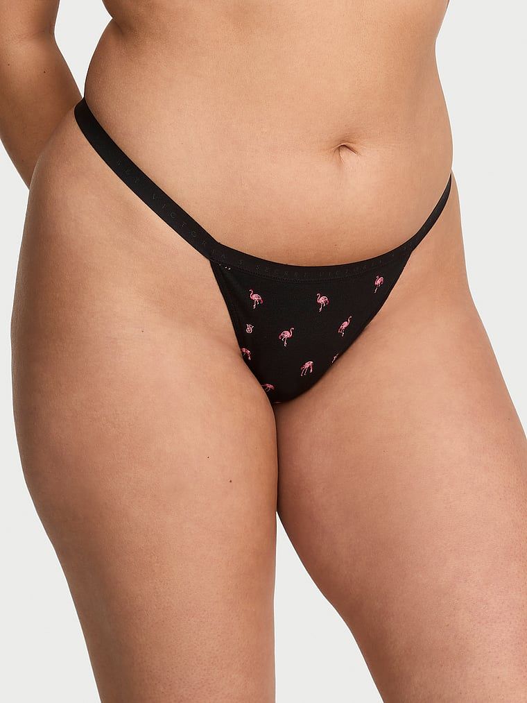 Tanga de bumbac elastic. Produsul este modelat și provine din colecția Victoria's Secret.
